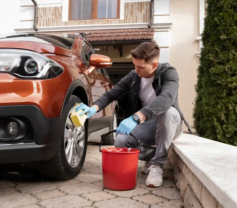 Lavage auto à domicile Balaruc-les-Bains : professionnel intervenant sur un véhicule